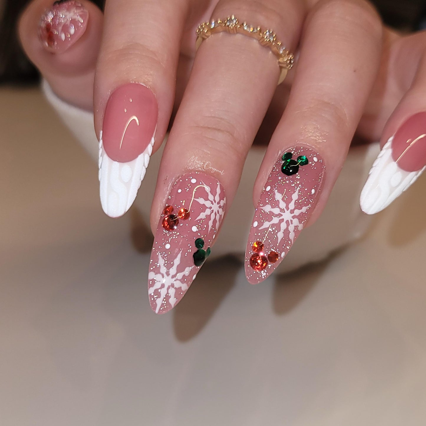 Pink Christmas sweater Press on Nails, snowflake winter handmade Nails, diamond reflective glitter Jelly Nails, MO301