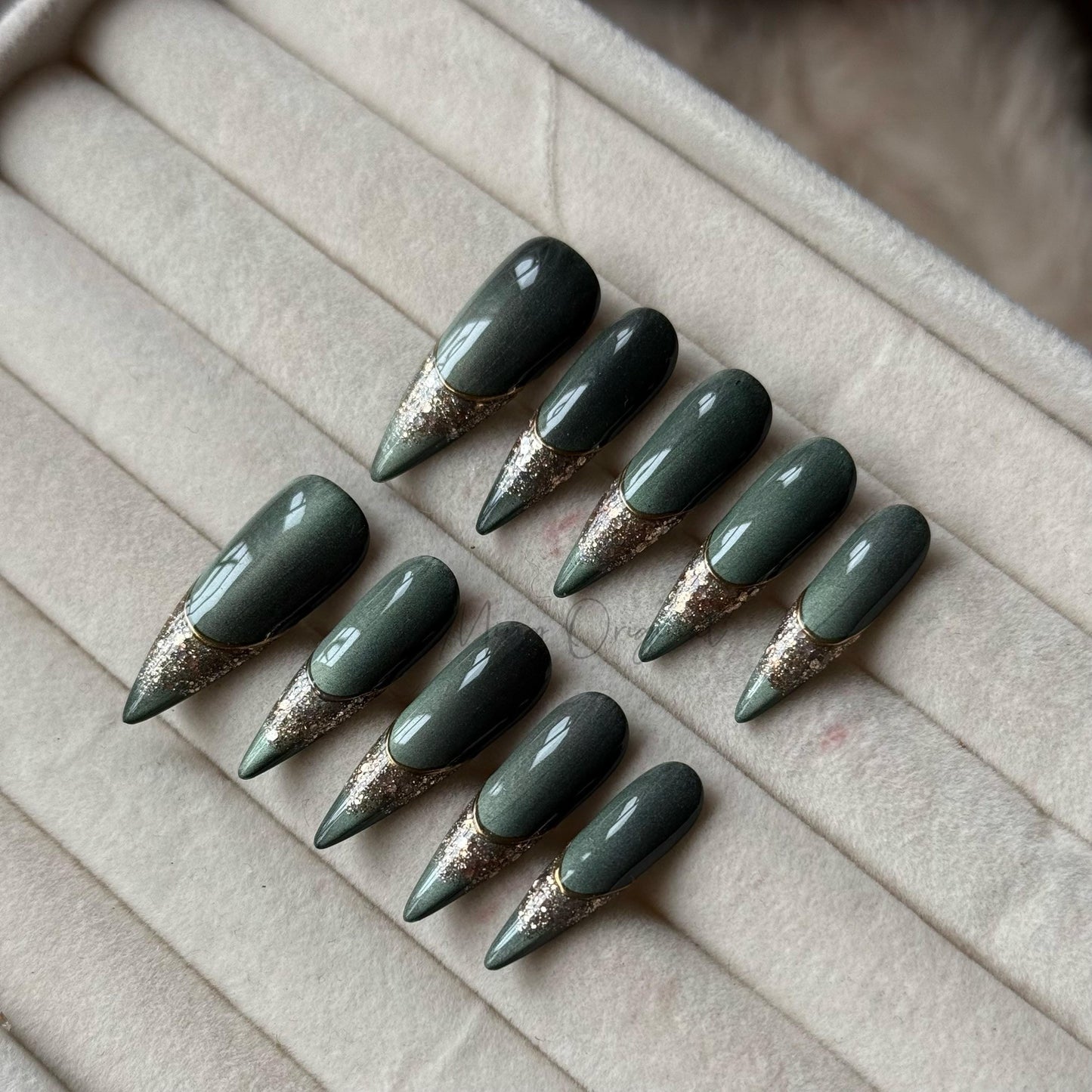 Emerald green and gold press on Nail, gold sparkling glittering French tip nails, cat eye nail, Holiday Fake Nails, Gifts for Her, MO444