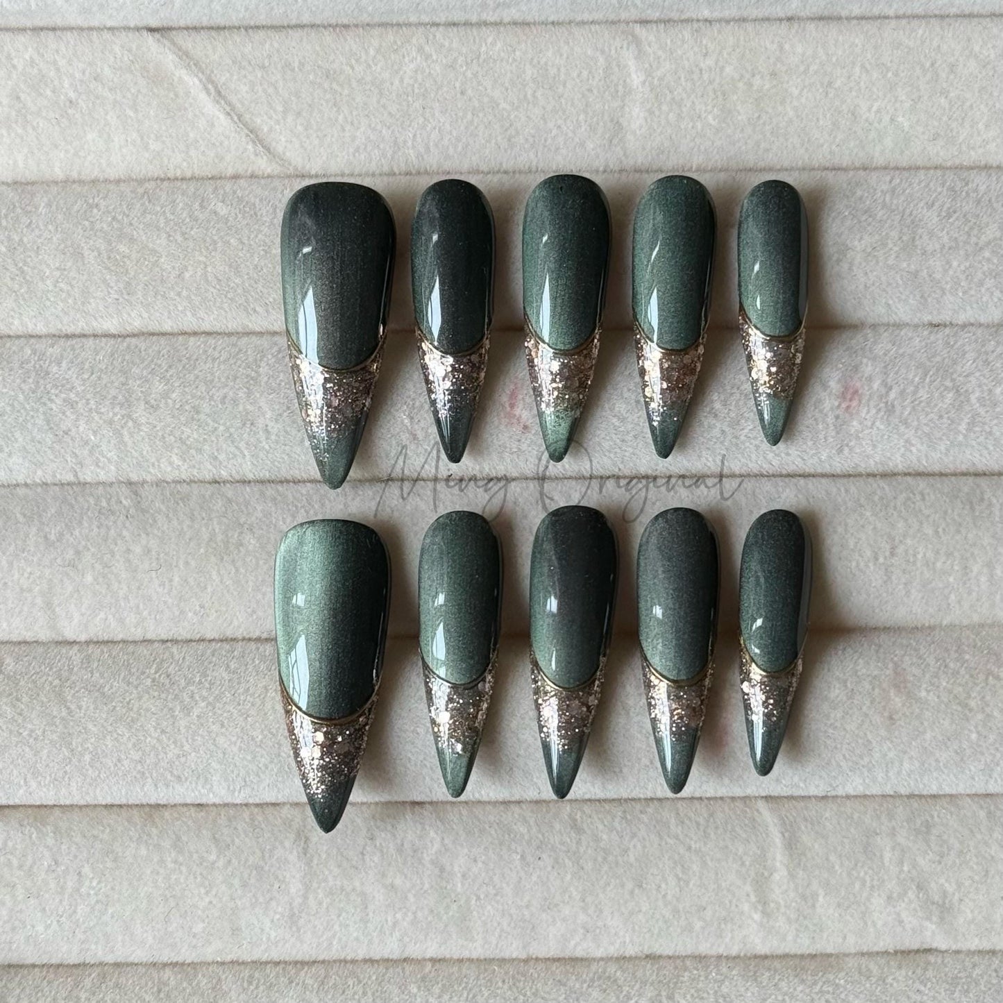 Emerald green and gold press on Nail, gold sparkling glittering French tip nails, cat eye nail, Holiday Fake Nails, Gifts for Her, MO444