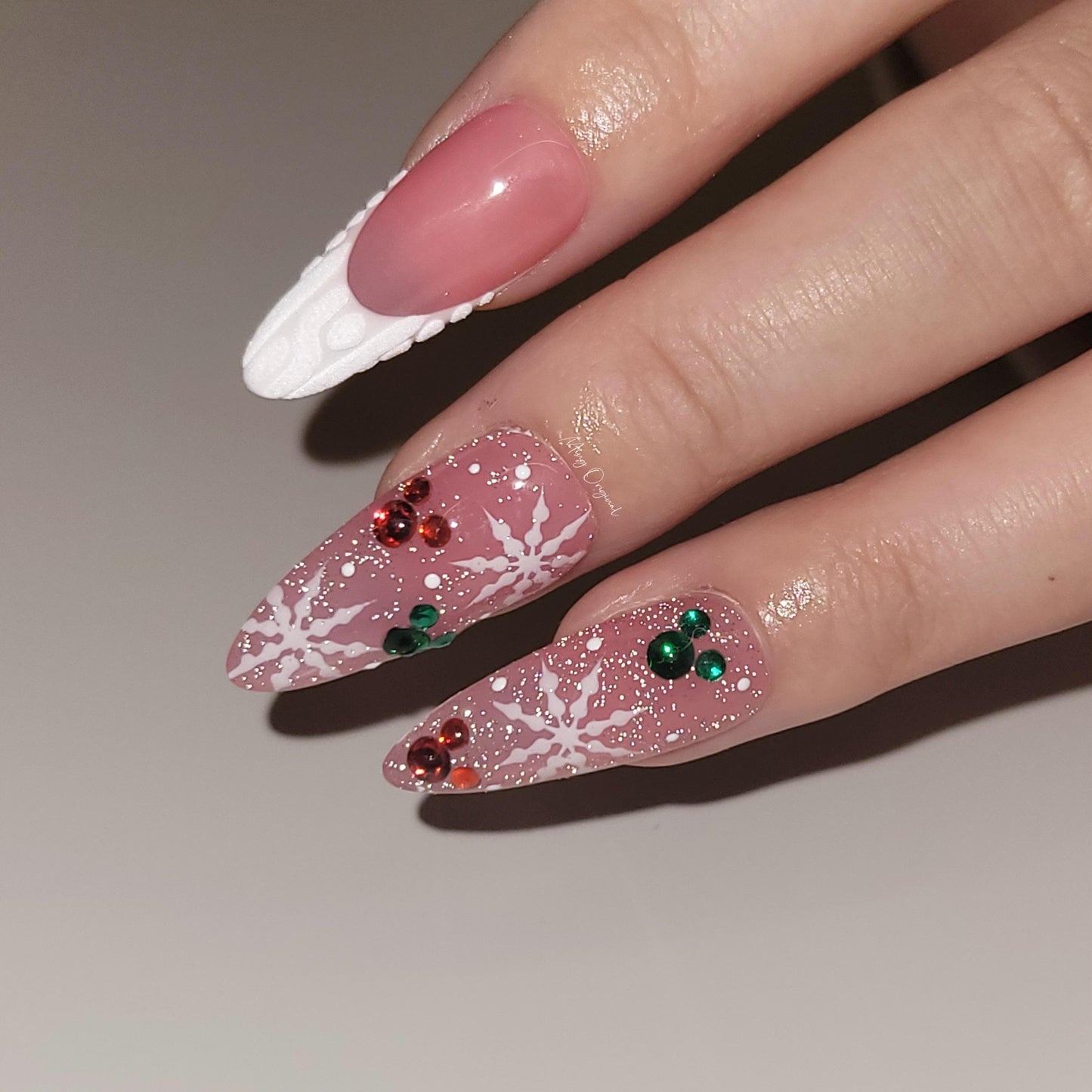 Pink Christmas sweater Press on Nails, snowflake winter handmade Nails, diamond reflective glitter Jelly Nails, MO301
