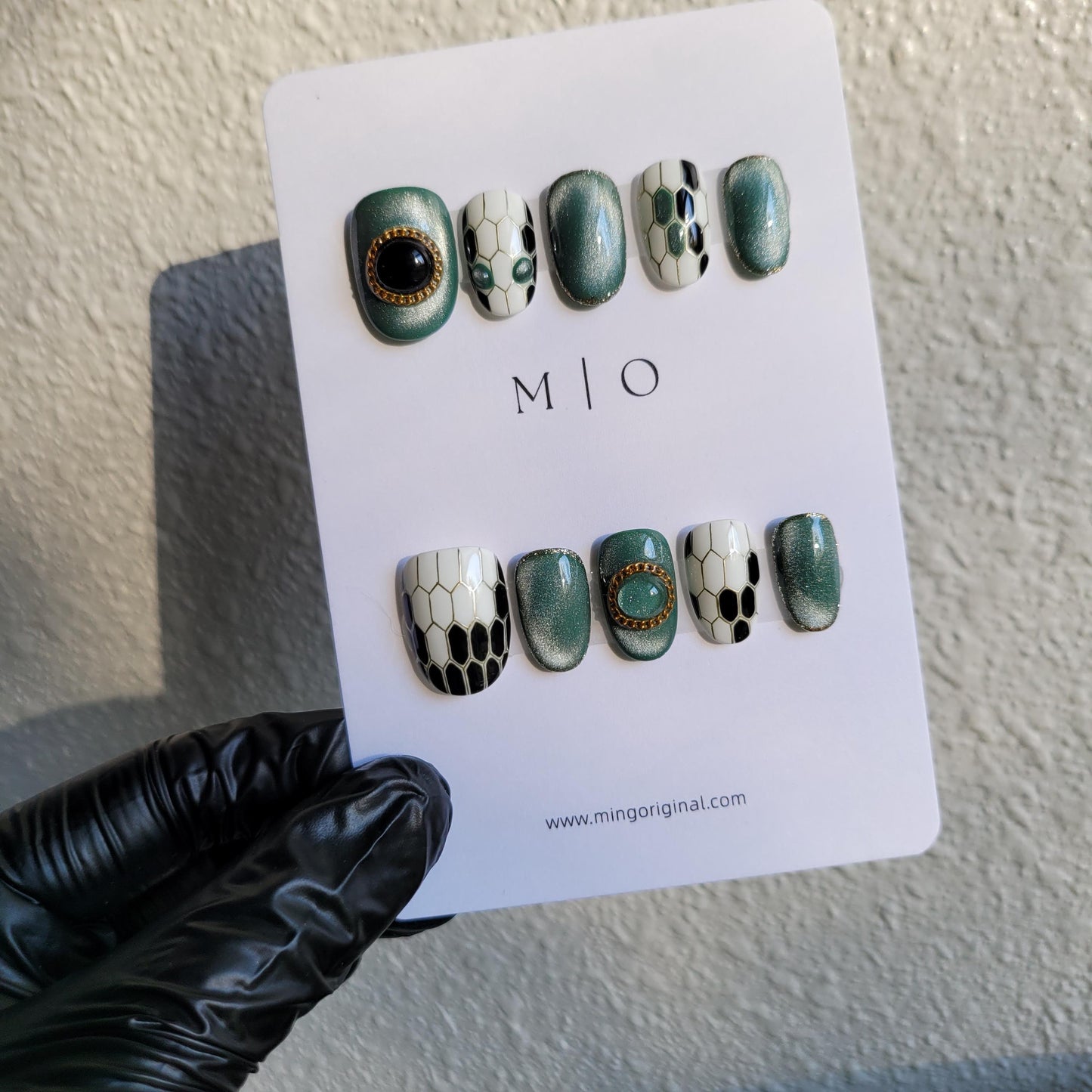Bejeweled gemstone and snake inspired press on nail, emerald cat eye nail, Custom Made Theme Trendy Fake nail, luxurious gift for her
