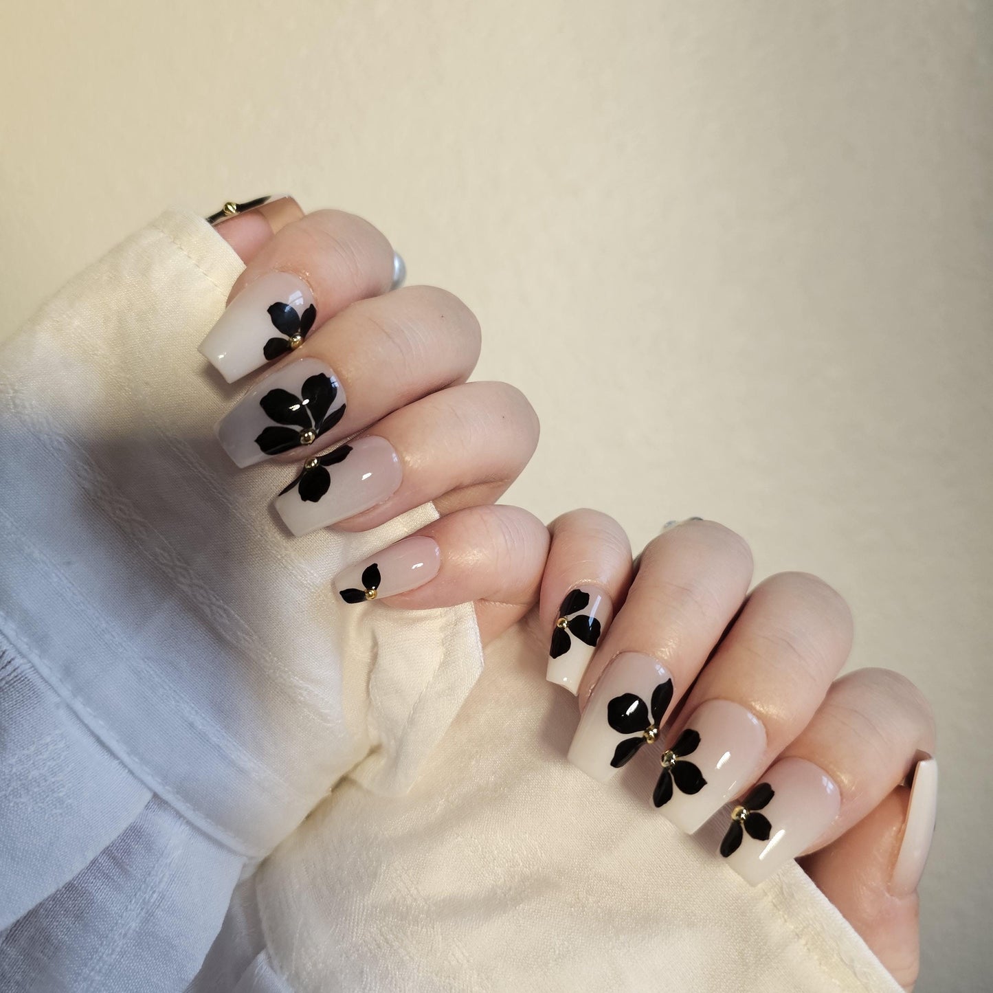 Black camellia Flower wedding nail, hand painted wild flower Press on Nails, bridal nail, bridesmaid nail, gift for her