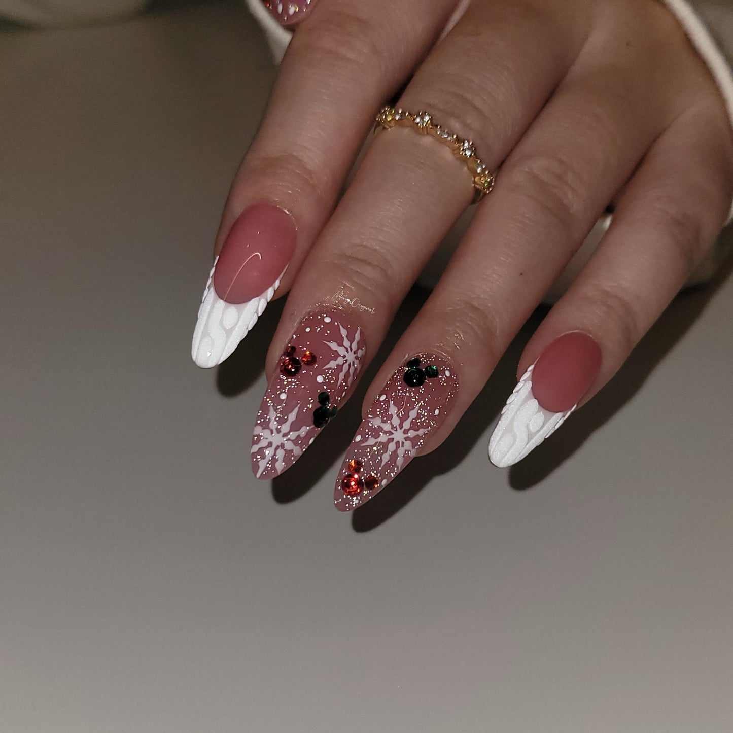 Pink Christmas sweater Press on Nails, snowflake winter handmade Nails, diamond reflective glitter Jelly Nails, MO301
