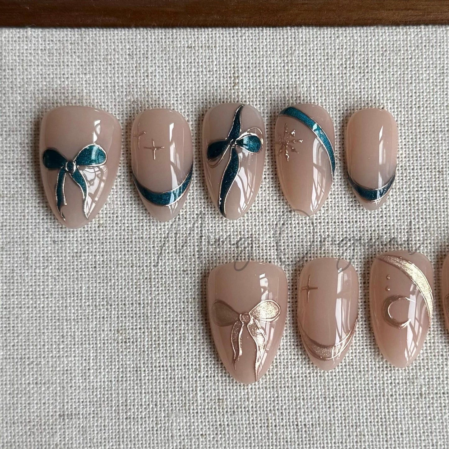 Two toned bow coquette Press on Nails, green and gold chrome detail glittery handmade Nails, exquisite birthday holiday gift for her,MO442