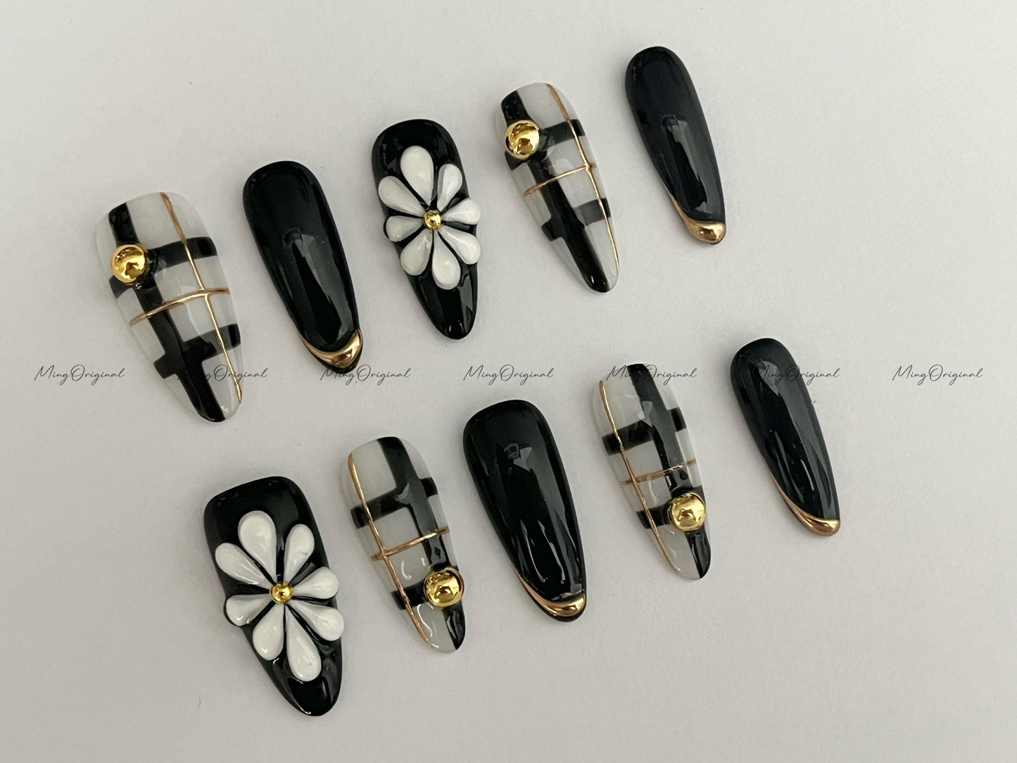 Monochrome Bloom Press on Nails, Glossy Black White Plaid, 3D Daisy Accent, Gold Beads and Lines, Modern Chic Press Ons, gift for her,MO601