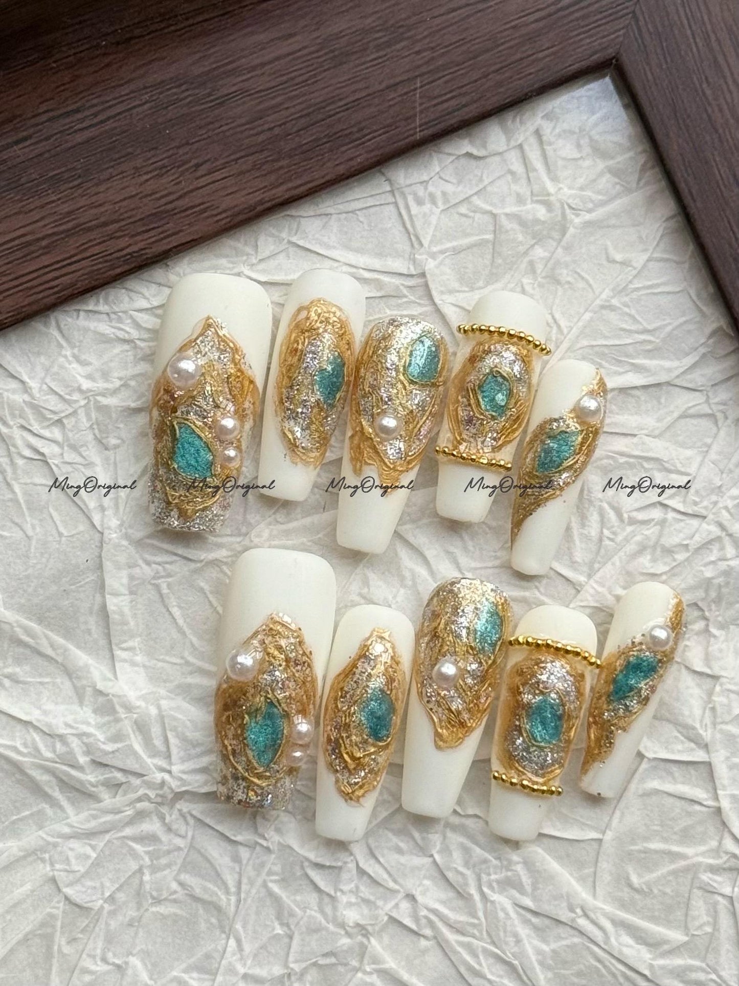 White Turquoise Press-On Nails, Royal Pearl & Gold Chain Accent, Handmade Baroque-Inspired Elegant Nail Art, Reusable Nail, MO751