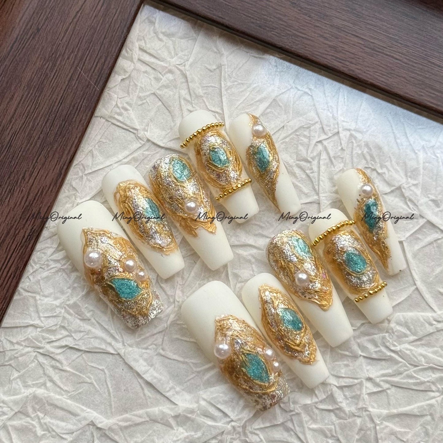 White Turquoise Press-On Nails, Royal Pearl & Gold Chain Accent, Handmade Baroque-Inspired Elegant Nail Art, Reusable Nail, MO751
